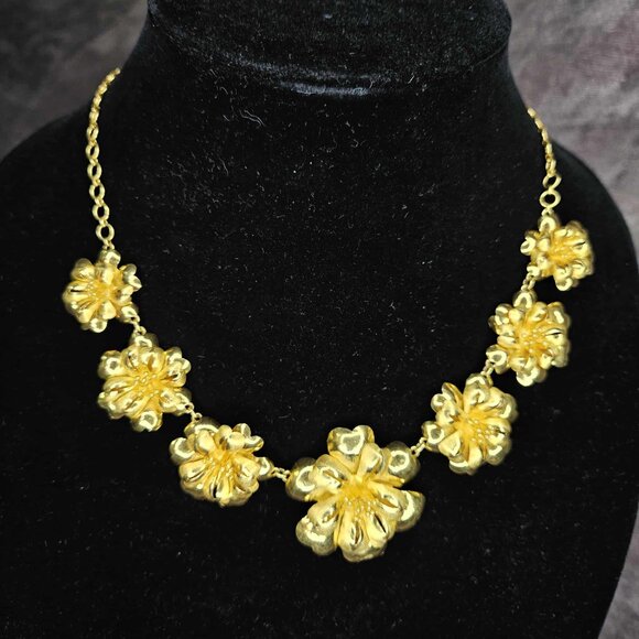 Radiant 22k Yellow Gold Flower Necklace - Picture 5 of 11